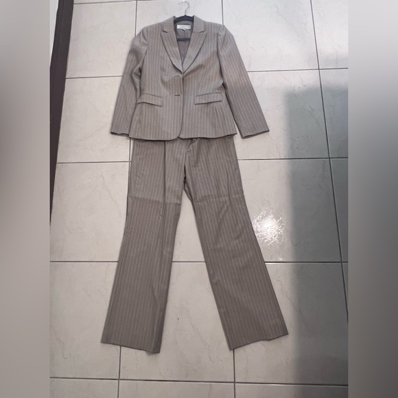 Suit - Picture 9 of 9